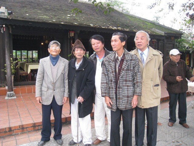 LBQuan bacHau ThanhK1A DoanVKhuyen PhamHongThanh DinhVSuu.jpg - Từ trái: thầy Lê Bá Quân, bác Hậu, anh Thanh K1a, thầy Đoàn Văn Khuyến, thầy Phạm Hồng Thanh (Thể Dục), thầy Đinh Văn Sữu (phía sau)